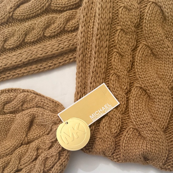 Michael Kors 2-Piece Cable Knit Scarf and Beanie Hat Gift Set in Camel - Picture 2 of 5